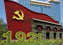 立體花壇獻(xiàn)禮建黨百年，祝黨永葆青春，祝福祖國(guó)繁榮昌盛！